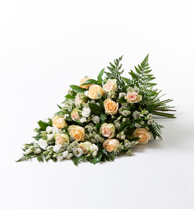 Bårebukett i hvitt, rosa og fersken 50 cm Bårebukett i hvitt, rosa og fersken 50 cm